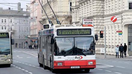 Mit Leitung. Salzburg besitzt eines von zwei O-Busnetzen in Österreich. In Deutschland fahren außer in Eberswalde in Solingen und Esslingen am Neckar solche Busse.