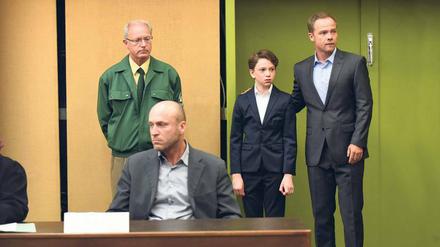 Stress. Opferschutzkommissar Carlos Benede (Matthias Koeberlin, rechts) begleitet Alexander (Joshio Marlon, Zweiter von rechts) zum Prozess, in dem er als Zeuge gegen seinen Vater (Ilir Rexhepi) aussagen wird. Der ermordete Alexanders Mutter. 
