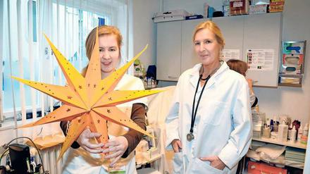 Jutta Herbst-Oheme (r.) mit Assistentin Elisabeth in der Berliner Stadtmission am Hauptbahnhof.
