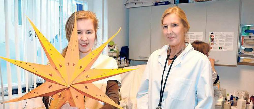 Jutta Herbst-Oheme (r.) mit Assistentin Elisabeth in der Berliner Stadtmission am Hauptbahnhof.