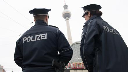 Sorgt die Berliner Polizei bald für Kuschelrock-Stimmung am Alex?