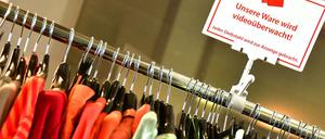 Um ihre Ware zu schützen, lassen sich Händler einiges einfallen – von Kameras bis zum Detektiv.