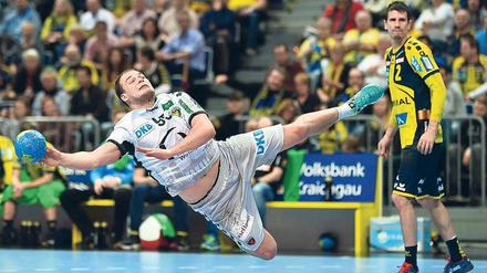 Ordentlich Schieflage. Paul Drux und die Füchse Berlin erlebten am Ende einer erfolgreichen Hinrunde ein Debakel gegen Andy Schmid und die Rhein-Neckar Löwen. Foto: Uwe Anspach/dpa