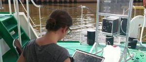 Mit der „Elbgrund“ auf Forschungsfahrt. Bei der Probenentnahme verstopfen immer wieder Algen die Maschen der Pumpenfilter.