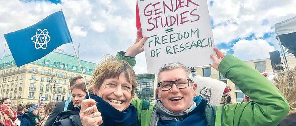 Sabine Hark (re.) leitet als Professorin das Zentrum für interdisziplinäre Frauen- und Geschlechterforschung an der TU Berlin. Gemeinsam nahm sie mit Prof. Dr. Angela Ittel, Vizepräsidentin der TU Berlin, am March for Science teil, um auf Anfeindungen und Unterdrückung von Forscherinnen und Forschern aufmerksam zu machen. Am 18.12.2017 gibt es den Aktionstag für Gender Studies mit dem #4genderstudies auf Twitter.