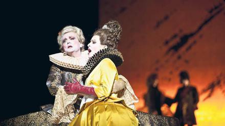 Jochen Kowalski als Nutrice und Katharina Kammerloher in der Rolle Ottavias haben Probleme mit der Akustik in der wiedereröffneten Staatsoper.