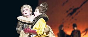 Jochen Kowalski als Nutrice und Katharina Kammerloher in der Rolle Ottavias haben Probleme mit der Akustik in der wiedereröffneten Staatsoper.