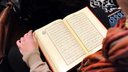 Trotz Verfassungsschutz. Michael Müller zeichnete 2015 Imam Sabri noch mit dem Berliner Verdienstorden aus.
