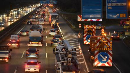 Driving Home For Christmas? Problemen bei Airlines und der Deutschen Bahn. Wer sich im Auto auf den Weg macht, muss viel Geduld mitbringen.