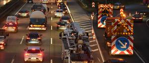 Driving Home For Christmas? Problemen bei Airlines und der Deutschen Bahn. Wer sich im Auto auf den Weg macht, muss viel Geduld mitbringen.
