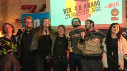 Preisträger und Juroren des "Vierkommanull-Awards für außerordentliches Scheitern", veranstaltet vom Studierendenmagazin "Zur Quelle". 
