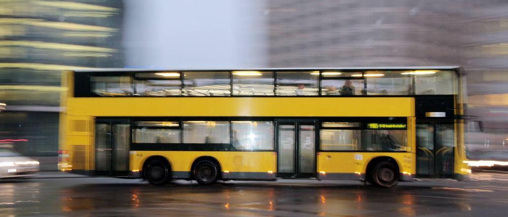 Doppeldeckerbus der BVG. 100 Fahrzeuge werden für insgesamt 1,3 Millionen Euro nun nachgerüstet. 100 weitere sollen folgen.  