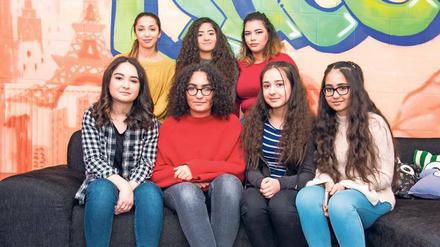 Ohne ihren Jugendklub wären sie nicht, wer sie heute sind: Sourour, Somaya, Sebahat (oben v.l.), Eda, Zaineb, Feyza und Fatima (unten v.l.)