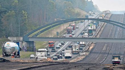 Bau aus, bau aus. Im Süden wird der Berliner Ring zwischen den Dreiecken Nuthetal und Potsdam sogar auf insgesamt acht Fahrstreifen erweitert. Hier ein Bild aus der Bauphase im Mai dieses Jahres bei Ferch. Diese Arbeiten sollen bis 2020 dauern.