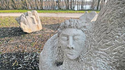Steinerne Kunst ziert den Glienicker Seeuferweg.