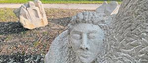 Steinerne Kunst ziert den Glienicker Seeuferweg.