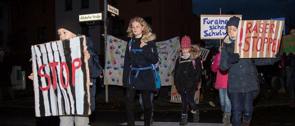 Schüler demonstrieren in Steglitz-Zehlendorf mit Transparenten wie "Raser stoppen!" für sichere Schulwege.