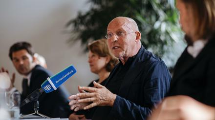 Arthur Langerman stellt sein Archiv auf einer Pressekonferenz an der TU Berlin vor.  