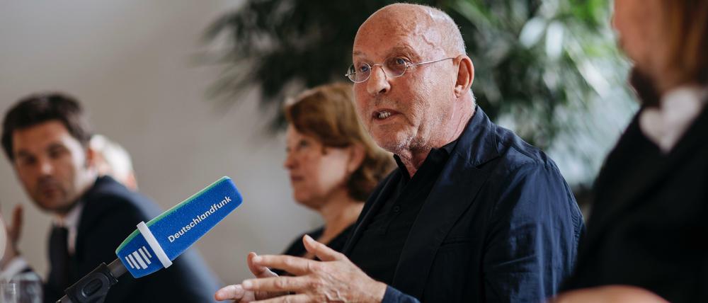 Arthur Langerman stellt sein Archiv auf einer Pressekonferenz an der TU Berlin vor.