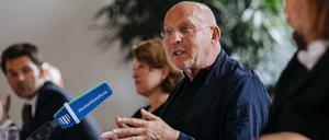 Arthur Langerman stellt sein Archiv auf einer Pressekonferenz an der TU Berlin vor.  
