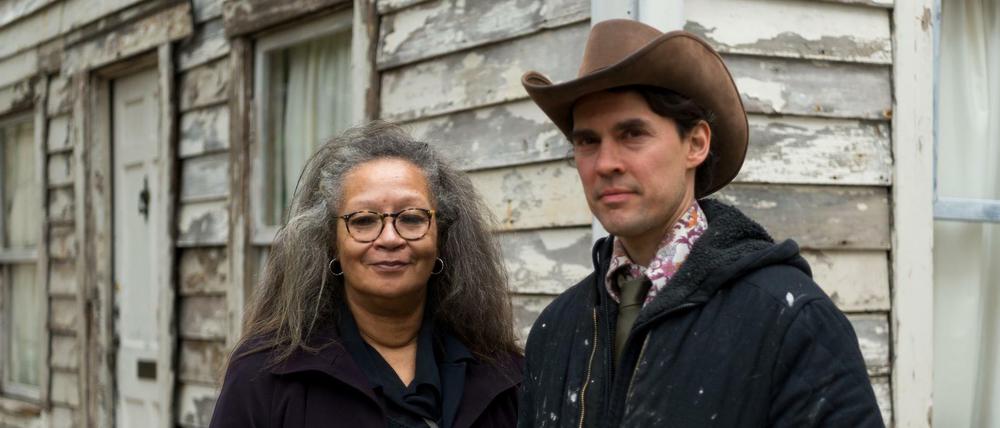 Der Berliner Künstler Ryan Mendoza und die Nichte der US-Bürgerrechtlerin Rosa Parks, vor dem Haus von Rosa Parks in Berlin.
