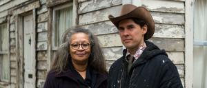 Der Berliner Künstler Ryan Mendoza und die Nichte der US-Bürgerrechtlerin Rosa Parks, vor dem Haus von Rosa Parks in Berlin.