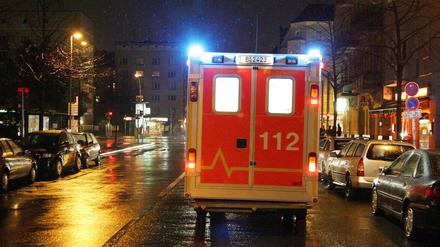 Eine Person wurde von einem Rettungswagen in ein Krankenhaus gebracht.
