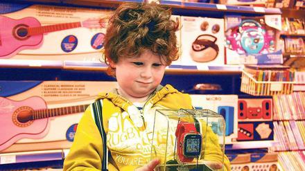 Ob das noch auf den Wunschzettel passt? Der siebenjährige Leopold schaut sich in der Mall of Berlin eine Smartwatch genauer an.