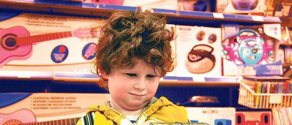 Ob das noch auf den Wunschzettel passt? Der siebenjährige Leopold schaut sich in der Mall of Berlin eine Smartwatch genauer an.