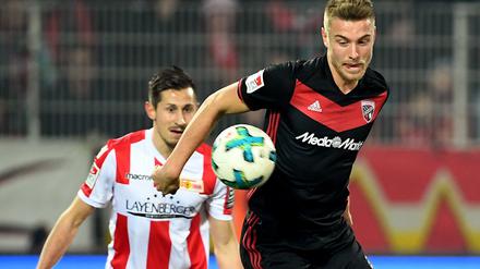 Steven Skrzybski (l.) und der Ingolstädter Hauke Wahl kämpfen um den Ball. 