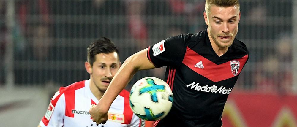 Steven Skrzybski (l.) und der Ingolstädter Hauke Wahl kämpfen um den Ball. 