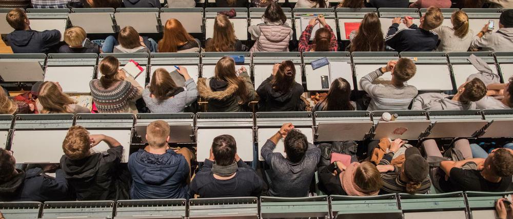 Studierende sitzen in einem Hörsaal