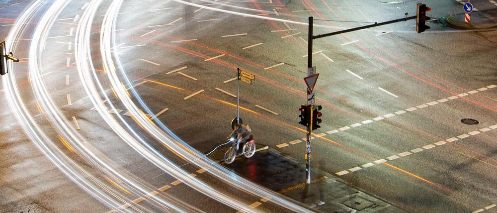 Fahrradfahrer im Straßenverkehr (Symbolbild)