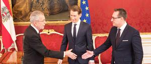 Van der Bellen, Kurz und Strache (v.l.n.r.) am Samstag in Wien.