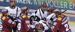 Viel los war im Spiel der Eisbären gegen die Haie (weiße Trikots). 