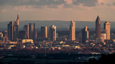 Abendsonne auf die Wolkenkratzer der Skyline in Frankfurt am Main.
