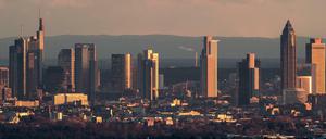 Abendsonne auf die Wolkenkratzer der Skyline in Frankfurt am Main.