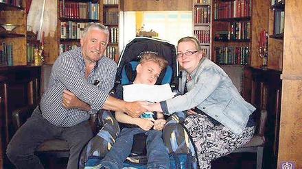 In Helferpose. Ronald Kucharski ließ sich im Frühsommer 2017 mit dem schwer kranken Paul und dessen Mutter Daniela Falk fotografieren. Das Bild veröffentlichen wir mit der Genehmigung der Mutter des inzwischen verstorbenen Jungen. 