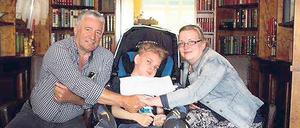 In Helferpose. Ronald Kucharski ließ sich im Frühsommer 2017 mit dem schwer kranken Paul und dessen Mutter Daniela Falk fotografieren. Das Bild veröffentlichen wir mit der Genehmigung der Mutter des inzwischen verstorbenen Jungen. 