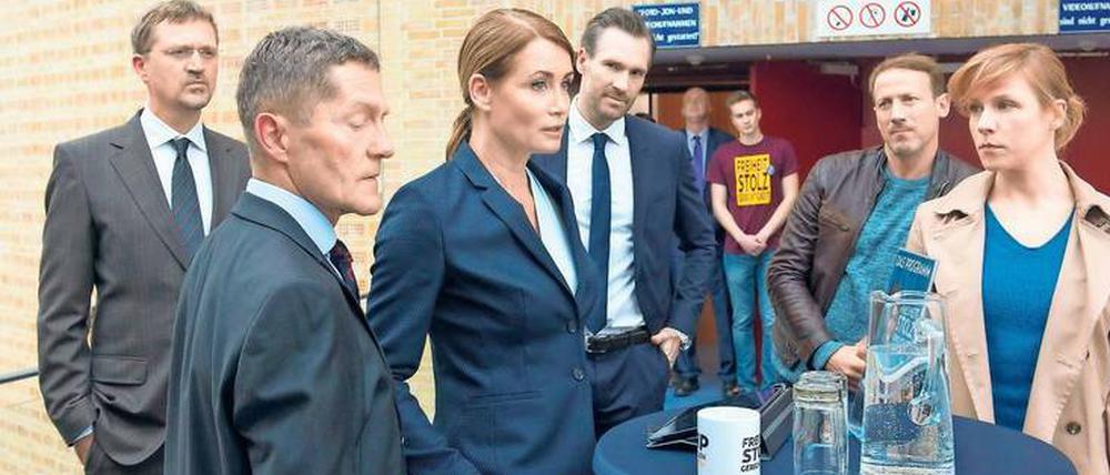 „Eva Braun und ihr Westentaschen-Goebbels“. Falke (Wotan Wilke Möhring, 2.v.r.) wettert gegen Parteichefin Schramm (Anja Kling, l.) und ihren Sprecher (Ben Braun). Kommissarin Grosz (Franziska Weisz) hält sich zurück.
