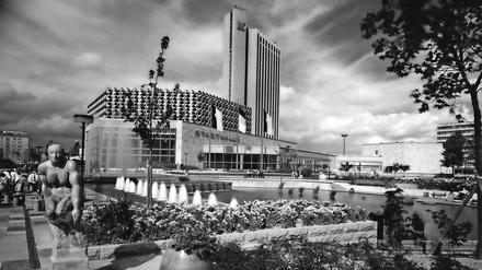 Stadthalle und Hotel Kongress in Karl-Marx-Stadt in der DDR, heute Chemnitz.