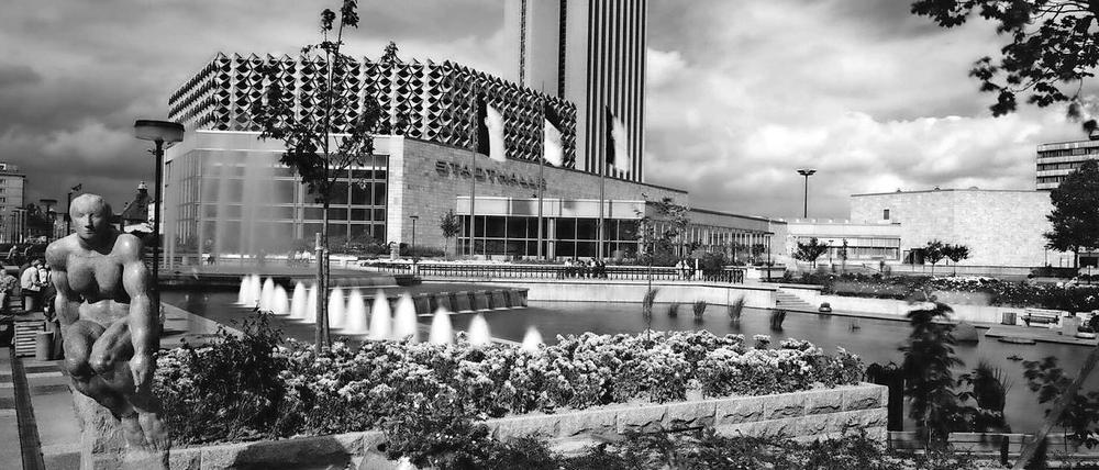 Stadthalle und Hotel Kongress in Karl-Marx-Stadt in der DDR, heute Chemnitz.