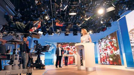 Stellprobe unterm Scheinwerfer-Himmel. „Mittagsmagazin“-Regisseur Thomas Neuner (mit Mikrofon) gibt bei den Proben den Moderatoren Jessy Wellmer und Sascha Hingst letzte Anweisungen.