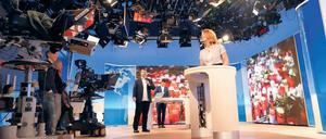 Stellprobe unterm Scheinwerfer-Himmel. „Mittagsmagazin“-Regisseur Thomas Neuner (mit Mikrofon) gibt bei den Proben den Moderatoren Jessy Wellmer und Sascha Hingst letzte Anweisungen.