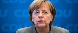 Im Moment nur geschäftsführend tätig, Bundeskanzlerin Angela Merkel, und daher nur beschränkt handlungsfähig zum Schaden der EU.