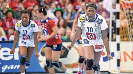 Doppelter Jubelschrei. Frankreichs Nationalspielerinnen Siraba Dembele (l.) und Grace Zaadi feiern den Gewinn des Weltmeistertitels.