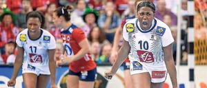 Doppelter Jubelschrei. Frankreichs Nationalspielerinnen Siraba Dembele (l.) und Grace Zaadi feiern den Gewinn des Weltmeistertitels.