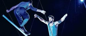 Der Kitzel des Kontrollverlustes, das Beachten physikalischer Gesetze: zwei Luftakrobaten von Ockham's Razor bei der Arbeit.