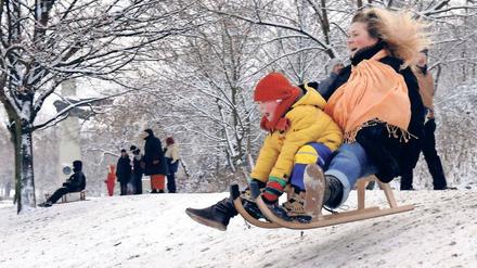 Seltener Spaß. Hier im Volkspark Friedrichshain im Jahr 2005. Rodelfans in Berlin und Brandenburg müssen sich meist jahrelang gedulden, bevor sie zu Hause mal wieder mit „Juhuuu“ und „Bahn frei!“ die Hänge hinabsausen können. a