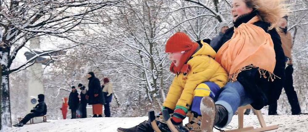 Seltener Spaß. Hier im Volkspark Friedrichshain im Jahr 2005. Rodelfans in Berlin und Brandenburg müssen sich meist jahrelang gedulden, bevor sie zu Hause mal wieder mit „Juhuuu“ und „Bahn frei!“ die Hänge hinabsausen können. a